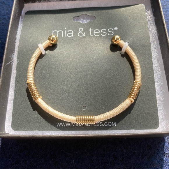 Mia & Tess cream bracelet - Picture 4 of 7